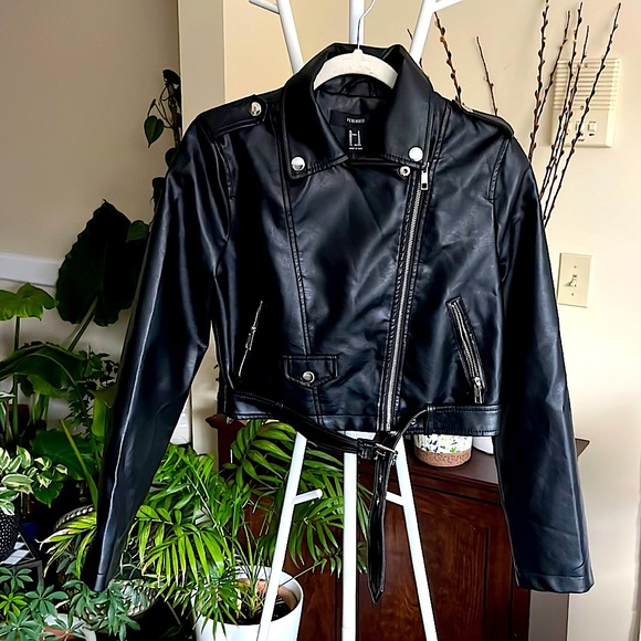 Forever 21 Jackets & Blazers - 🖤🏍️Forever 21 Faux Leather Cropped Moto Jacket-M-NWT